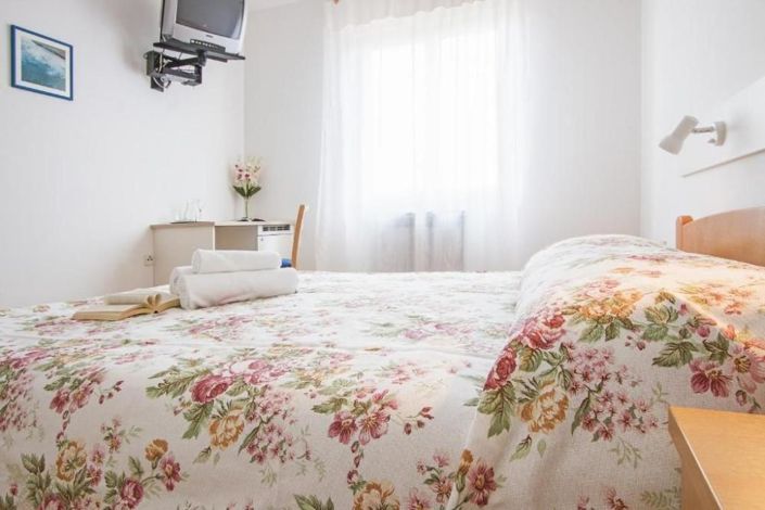 Image No.18-17 Bed Property for sale