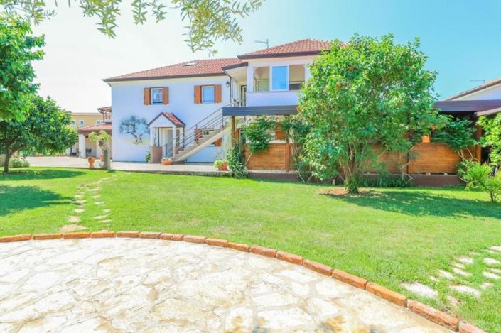 Image No.3-8 Bed Property for sale