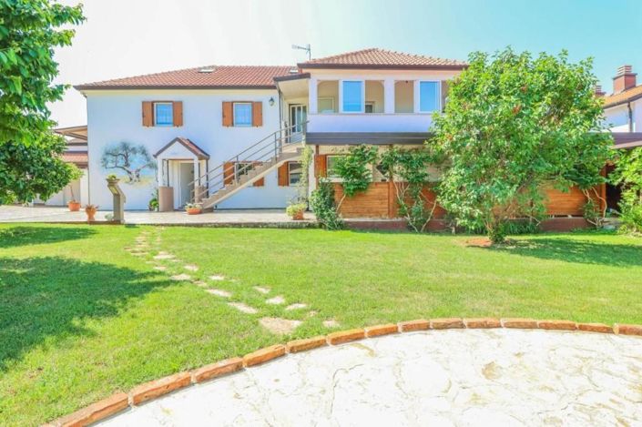 Image No.6-8 Bed Property for sale