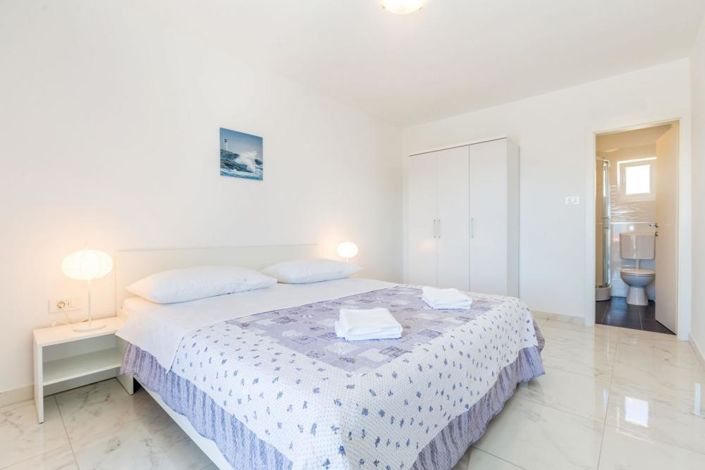 Image No.12-4 Bed Property for sale