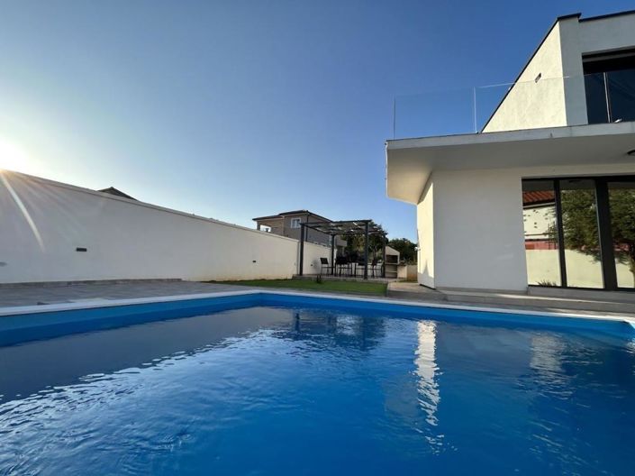 Image No.2-4 Bed Property for sale