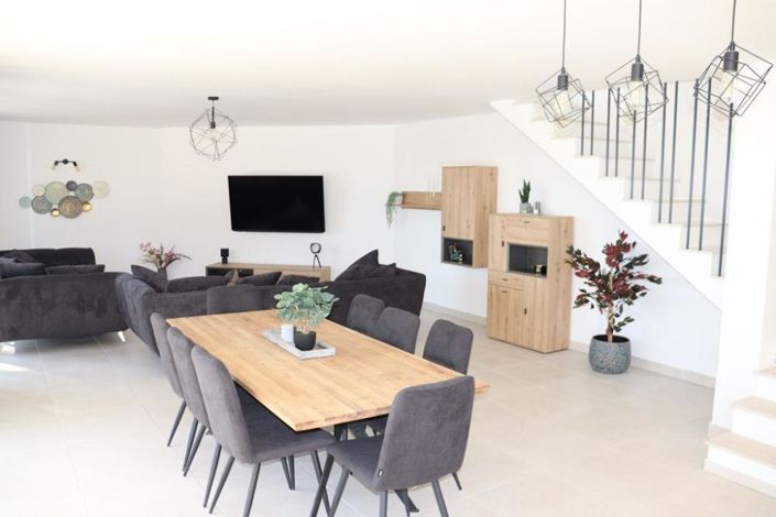 Image No.4-4 Bed Property for sale