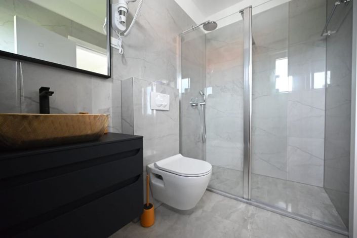 Image No.19-5 Bed Property for sale