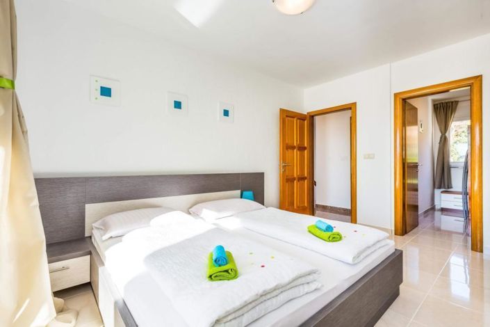 Image No.12-5 Bed Property for sale