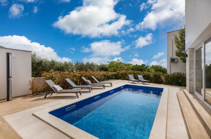 Image No.1-5 Bed Property for sale