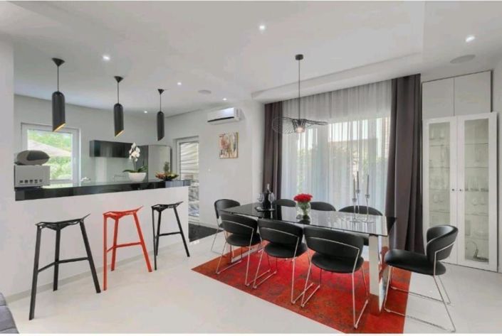 Image No.10-3 Bed Property for sale