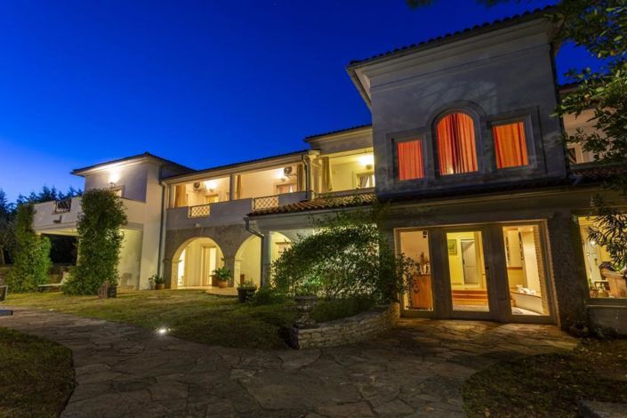 Image No.1-7 Bed Property for sale