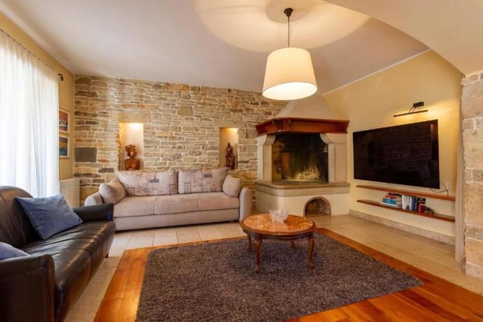 Image No.12-7 Bed Property for sale