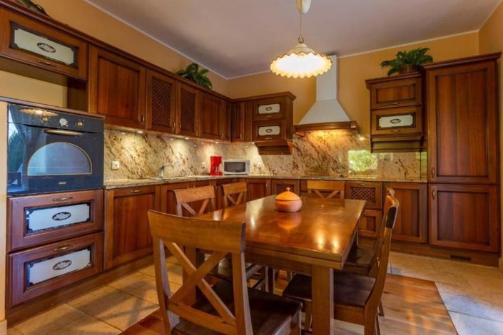 Image No.18-7 Bed Property for sale