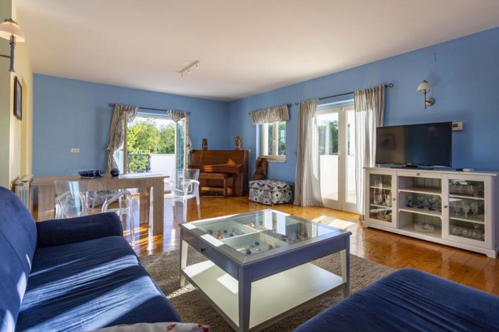 Image No.20-7 Bed Property for sale