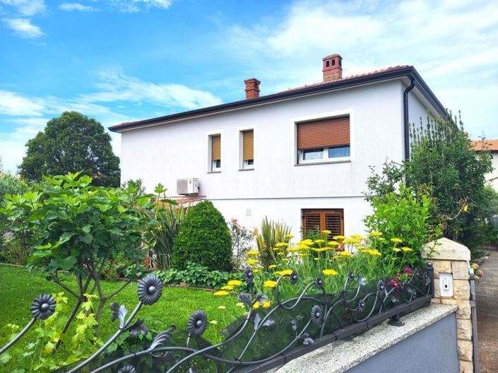 Image No.1-5 Bed Property for sale