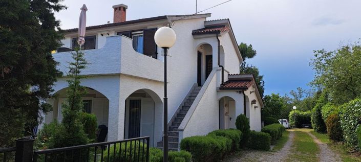 Image No.1-5 Bed Property for sale