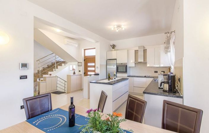 Image No.10-4 Bed Property for sale