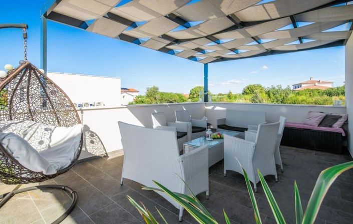 Image No.10-7 Bed Property for sale