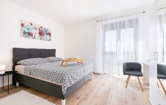 Image No.15-7 Bed Property for sale