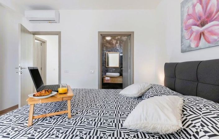 Image No.16-7 Bed Property for sale