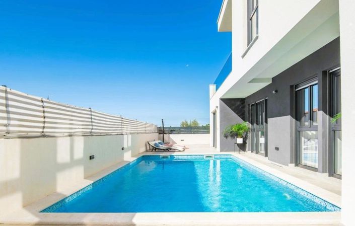 Image No.20-7 Bed Property for sale