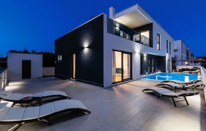 Image No.23-7 Bed Property for sale