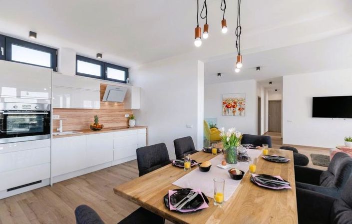 Image No.7-7 Bed Property for sale