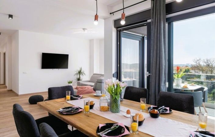 Image No.8-7 Bed Property for sale