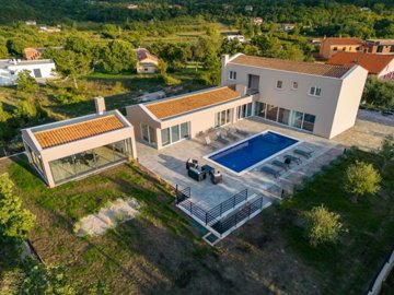 1 - Labin, Property