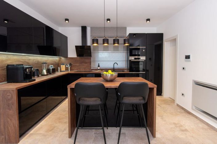 Image No.24-4 Bed Property for sale