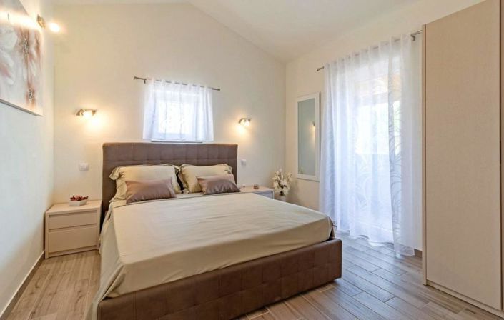 Image No.23-4 Bed Property for sale