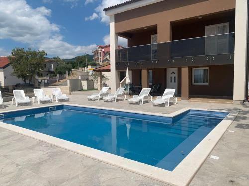 Image No.1-6 Bed Property for sale