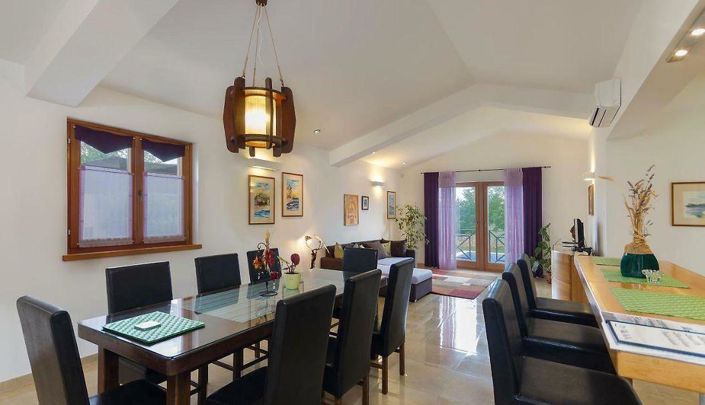 Image No.10-4 Bed Property for sale