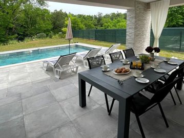110610-484122