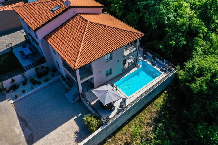 Image No.1-4 Bed Property for sale