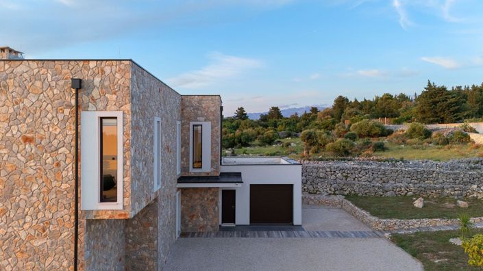 Image No.17-3 Bed Property for sale