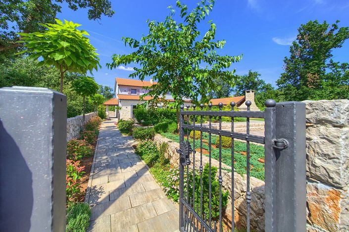 Image No.17-4 Bed Property for sale