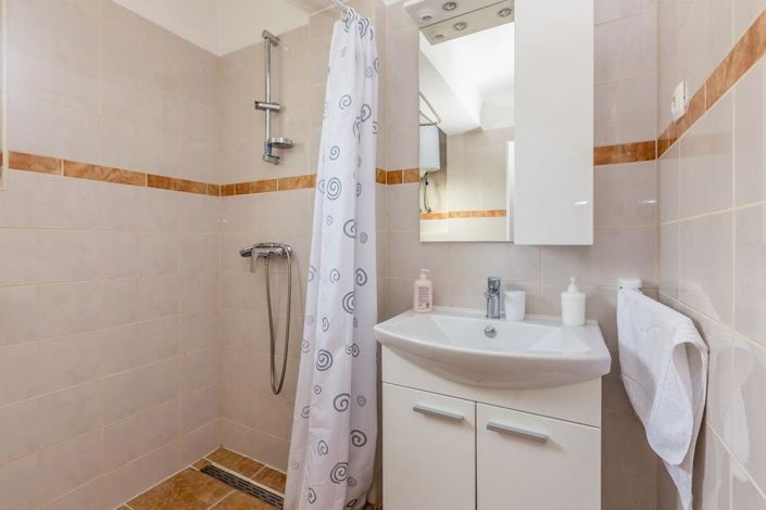 Image No.13-6 Bed Property for sale