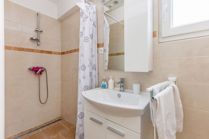 Image No.19-6 Bed Property for sale