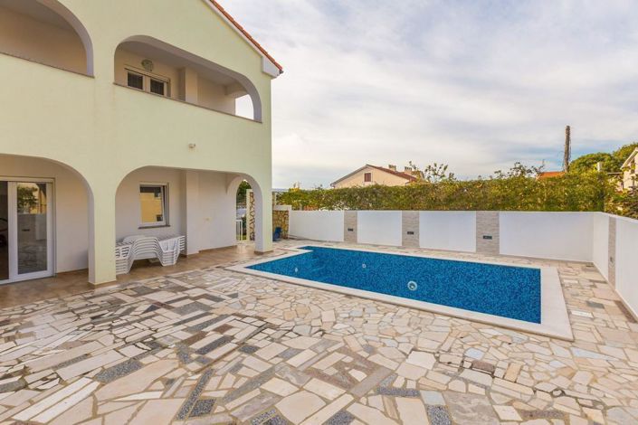 Image No.2-6 Bed Property for sale