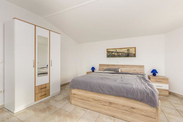 Image No.24-6 Bed Property for sale