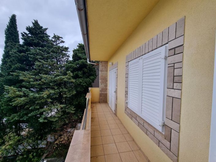 Image No.10-6 Bed Property for sale