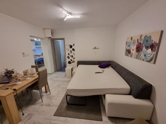 Image No.18-6 Bed Property for sale