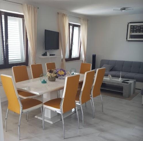 Image No.22-6 Bed Property for sale