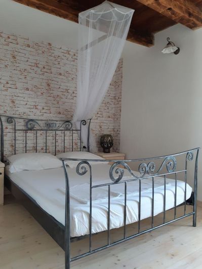 Image No.12-3 Bed Property for sale