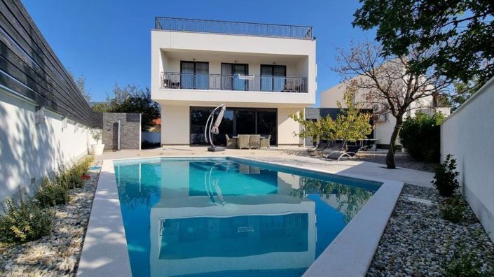 Image No.1-6 Bed Property for sale