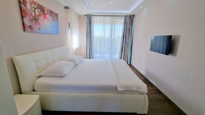 Image No.10-6 Bed Property for sale