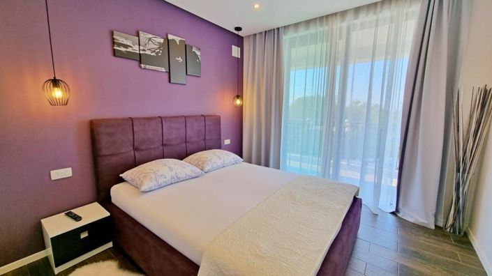 Image No.13-6 Bed Property for sale