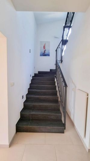 Image No.15-6 Bed Property for sale