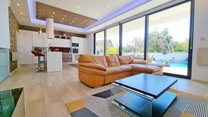 Image No.18-6 Bed Property for sale