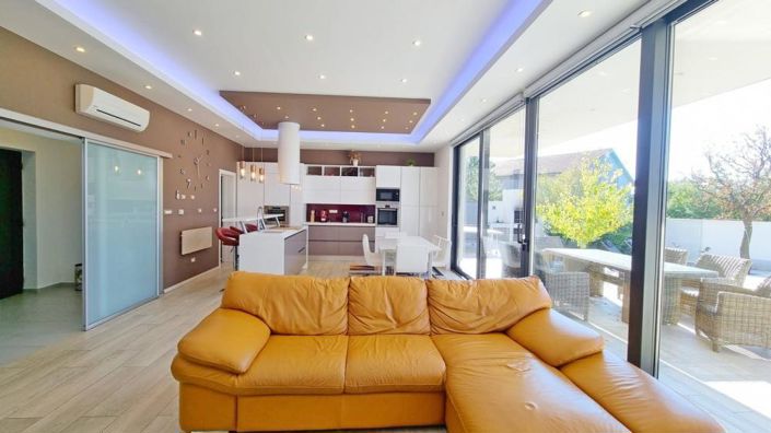 Image No.19-6 Bed Property for sale