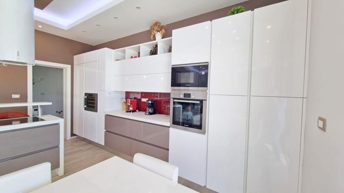 Image No.20-6 Bed Property for sale