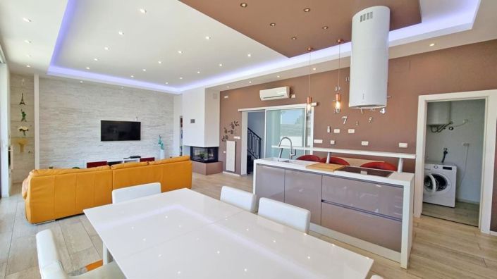 Image No.21-6 Bed Property for sale