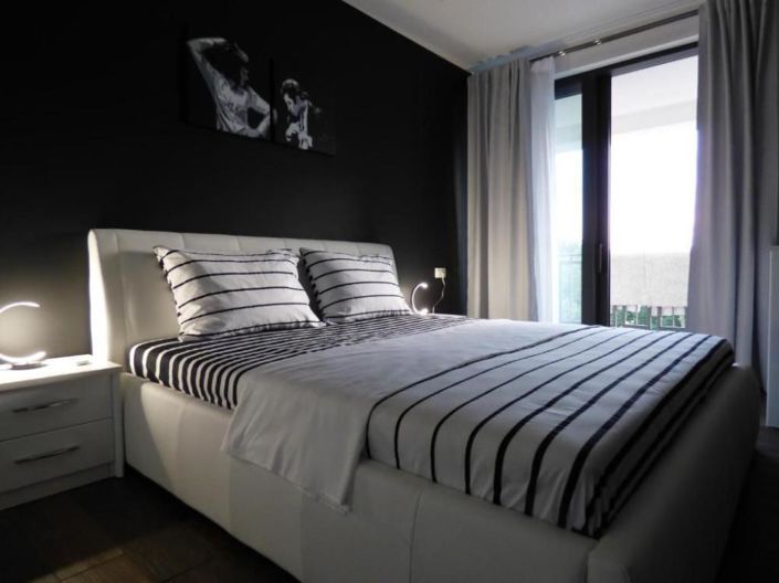 Image No.24-6 Bed Property for sale